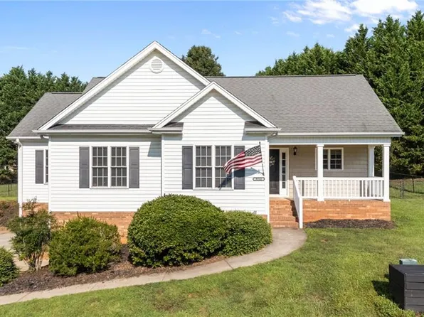 9512 Oakbrook Rdg, Rural Hall, NC 27045