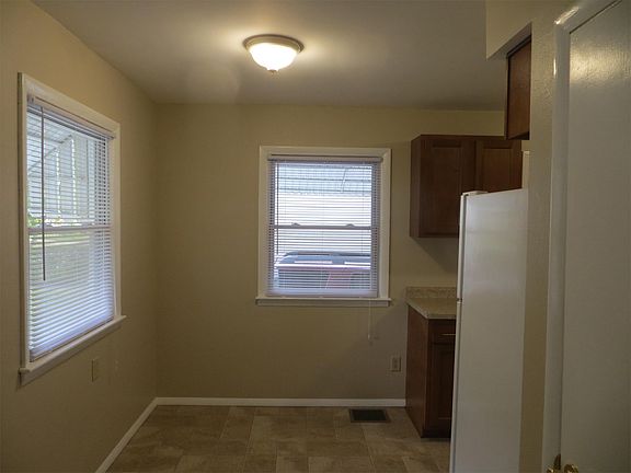 4th image of 469 S Waverly St