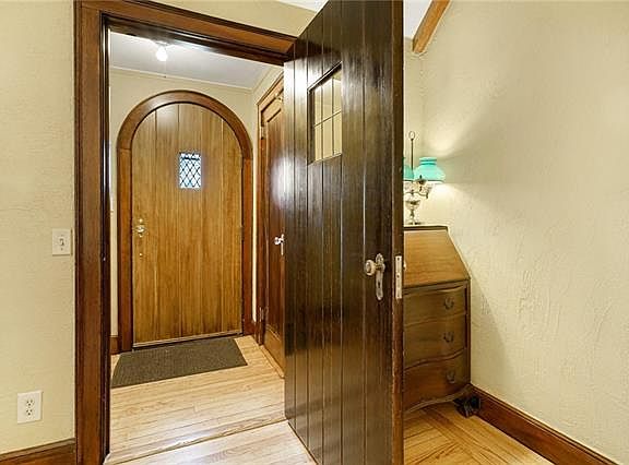 3rd image of 294 Old Broadway