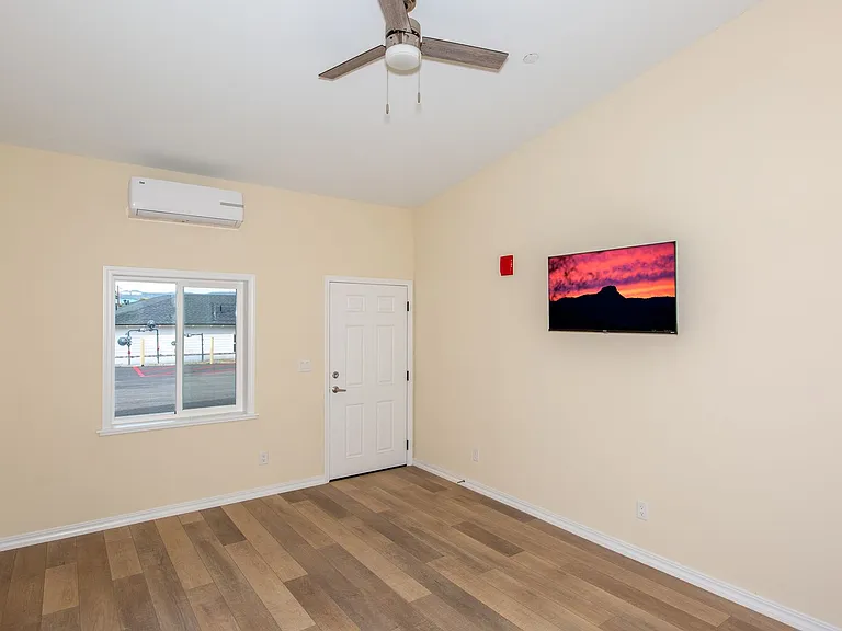 1117 E Gurley St — Photo 4