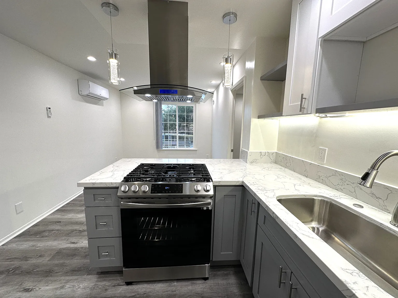1 bed, $2,594 — Photo 3