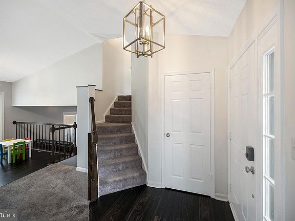 4th image of 37 Woods Edge Ct
