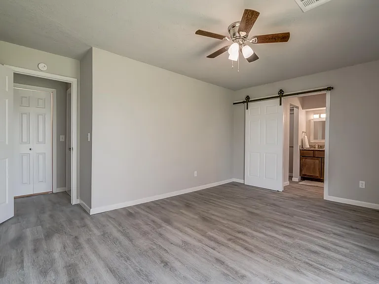 605 Saint James Pl — Photo 28