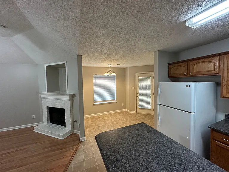 1098 Breezy Valley Dr — Photo 7