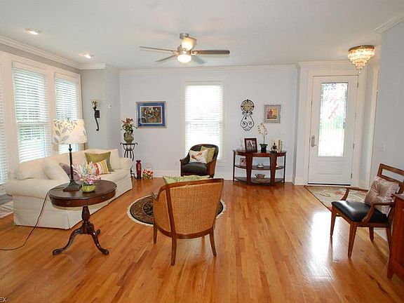 4th image of 35 Steepleview Dr