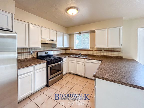 5th image of 2106 W Western Charm Dr