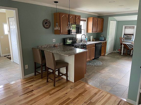 4th image of 22 Pine St