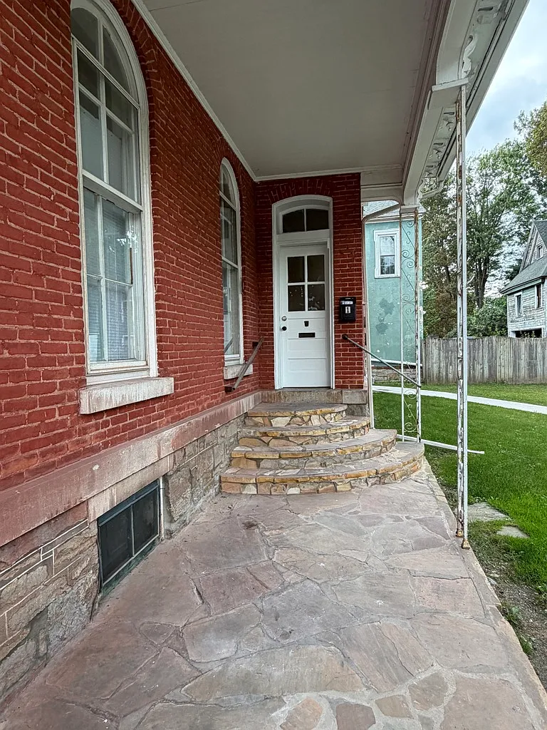 Large 2/3-Bed Apartment in Lockport, NYUNIT 1 — Photo 2