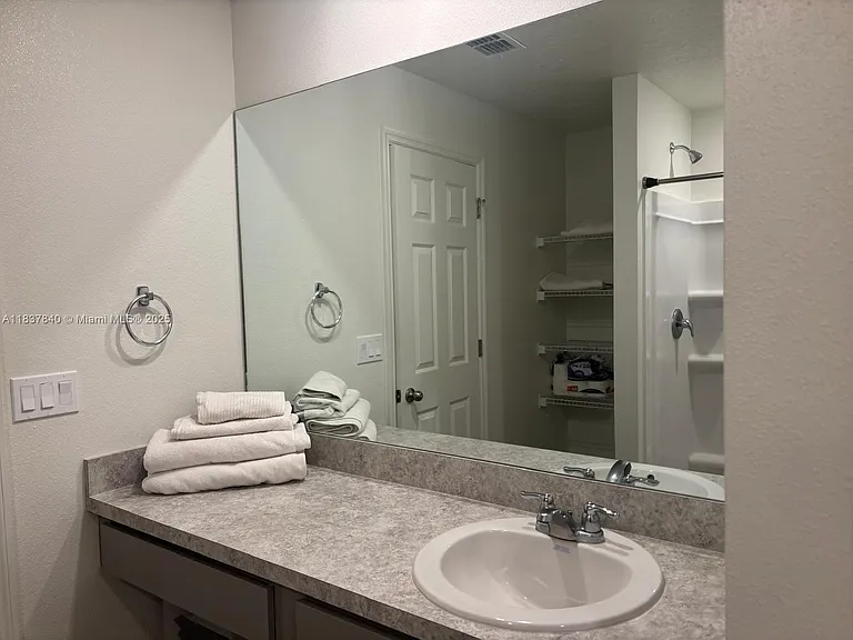 1073 SW Eureka Ave — Photo 11
