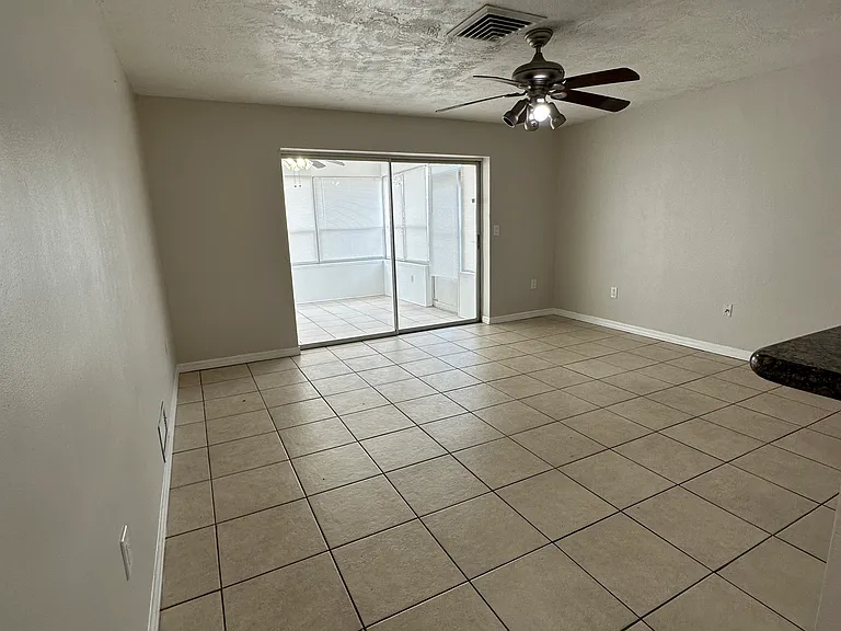 315 Scott Ct — Photo 5