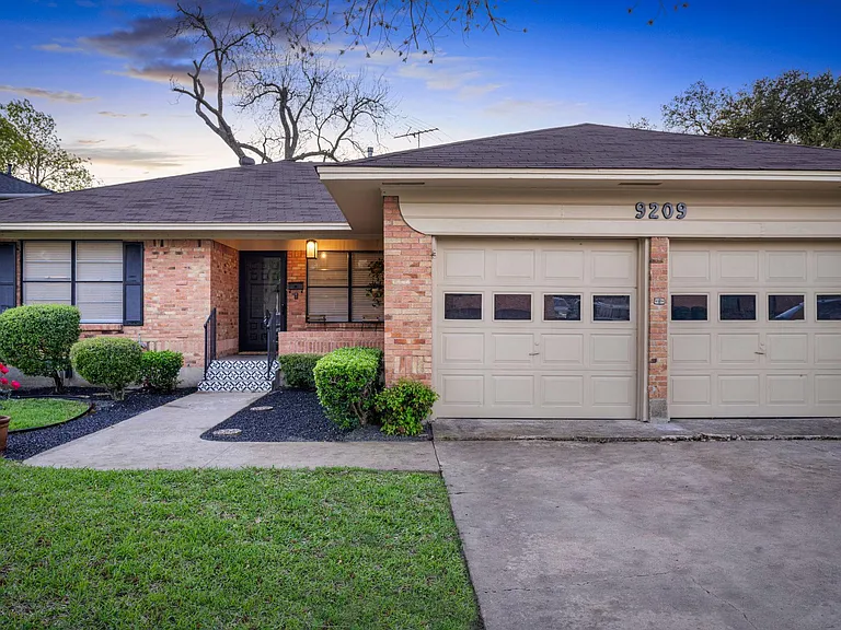 9209 Lindaro Ln — Photo 22