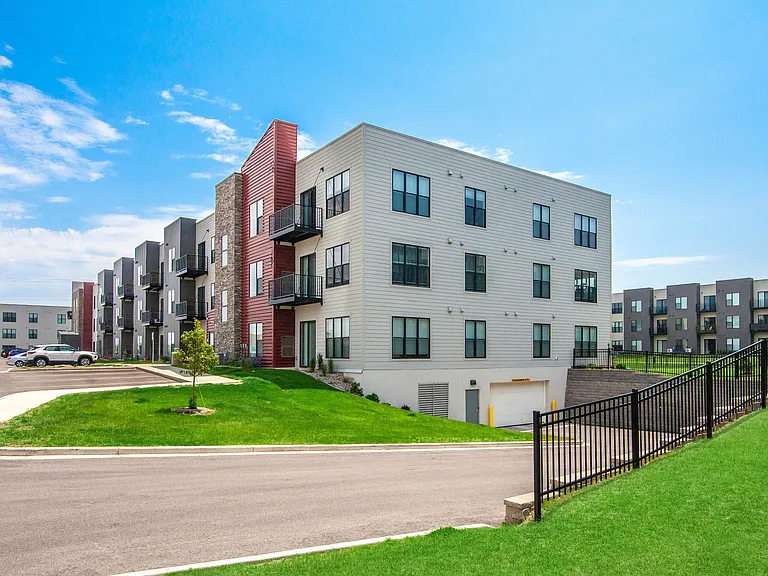 Courtyard at cobblestone Park — Photo 39