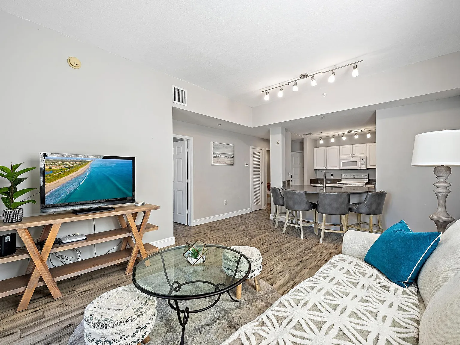 1 bed, 1.0 bath, 719 sqft, $3,500 — Photo 2