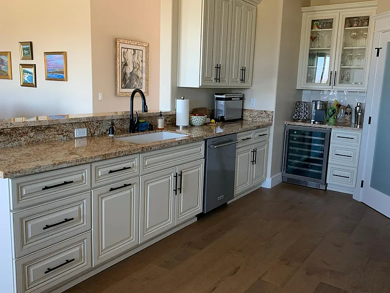 Dishwasher and lots of storage