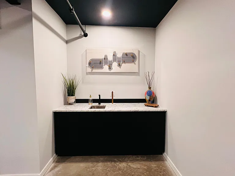402 W 9th St #3 — Photo 13