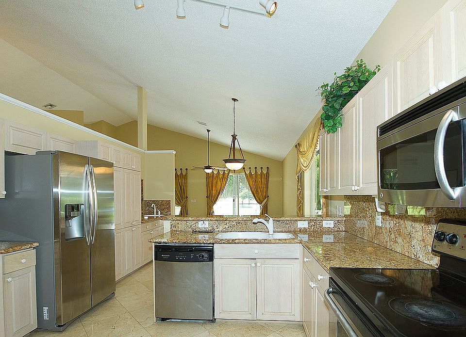 2nd image of 1581 Lacosta Dr E