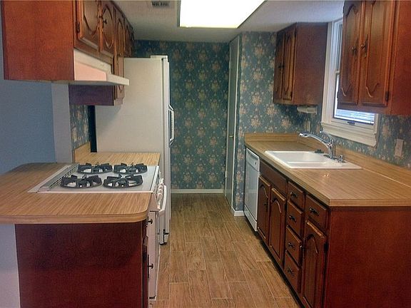 2nd image of 1305 Meadowcrest Dr