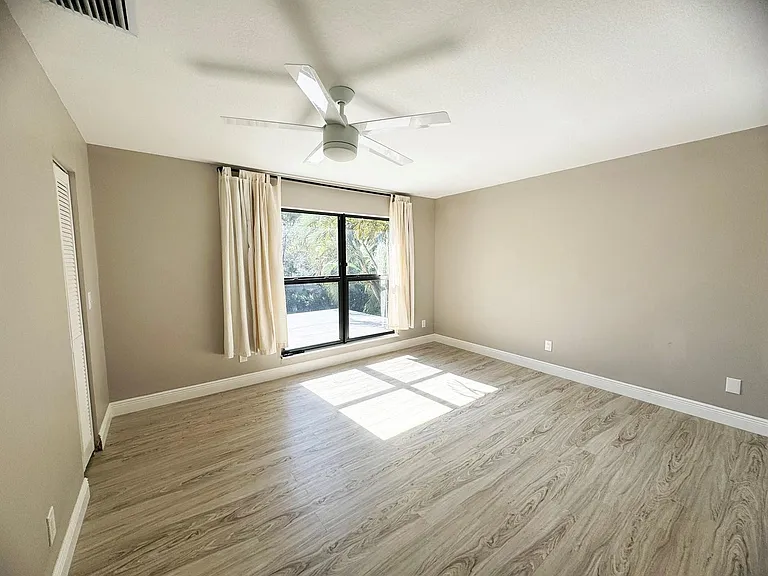 321 Sandtree Dr — Photo 18