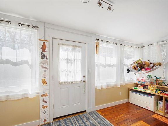 3rd image of 275 Usquepaugh Rd