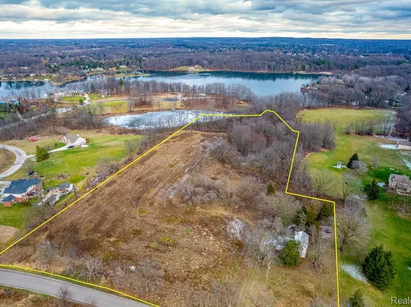 10039 Ridge Rd, Goodrich, MI 48438