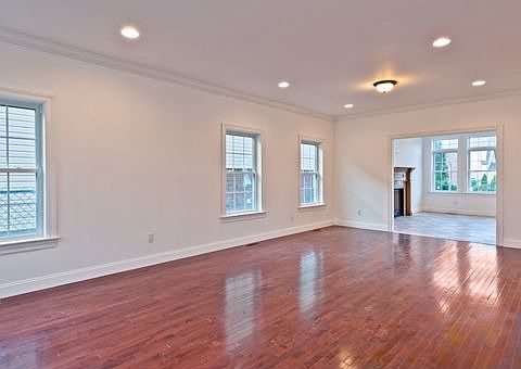 4th image of 229 Floral Blvd