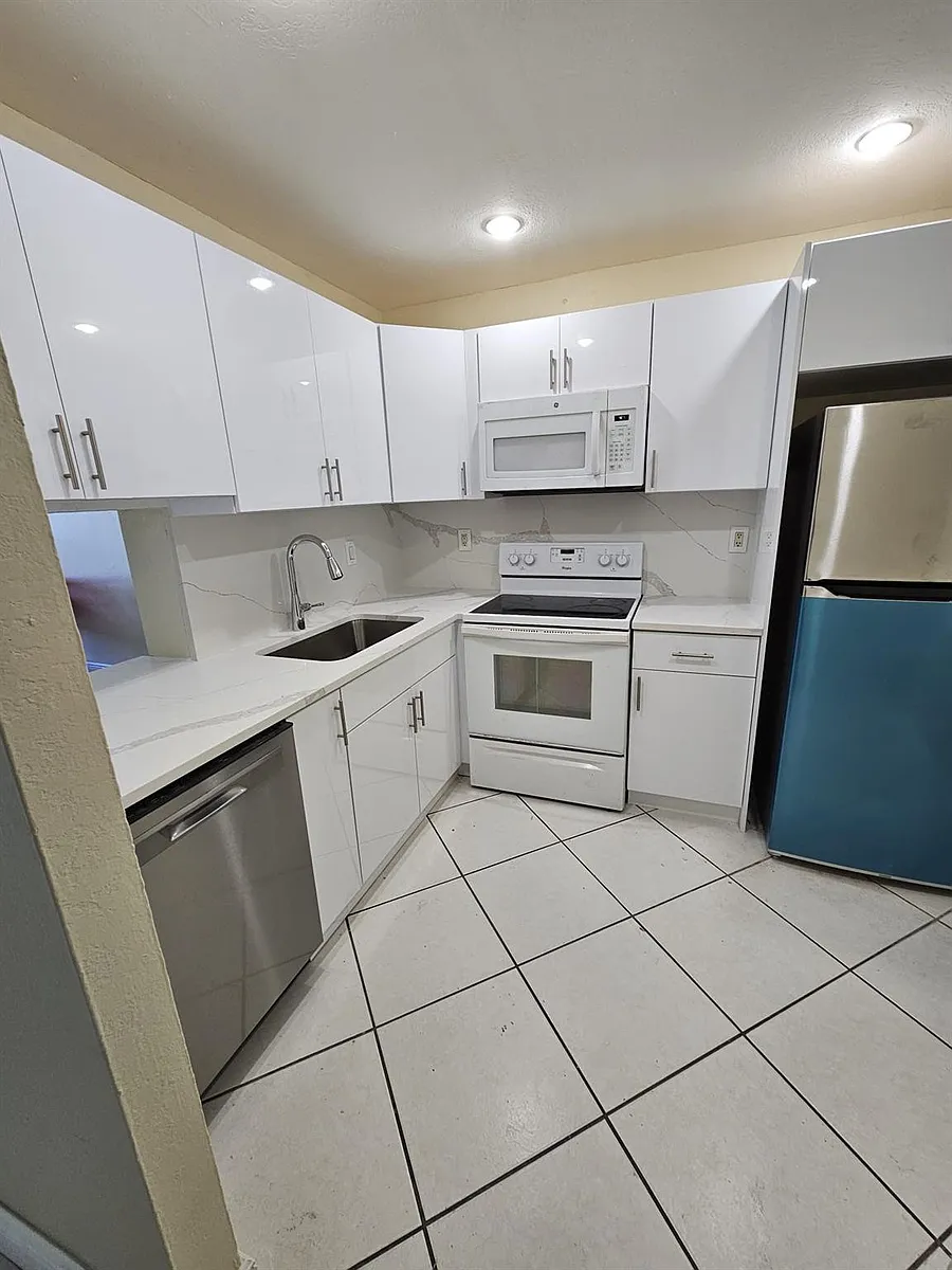Building Photo - 5665 W 20th Ave #413