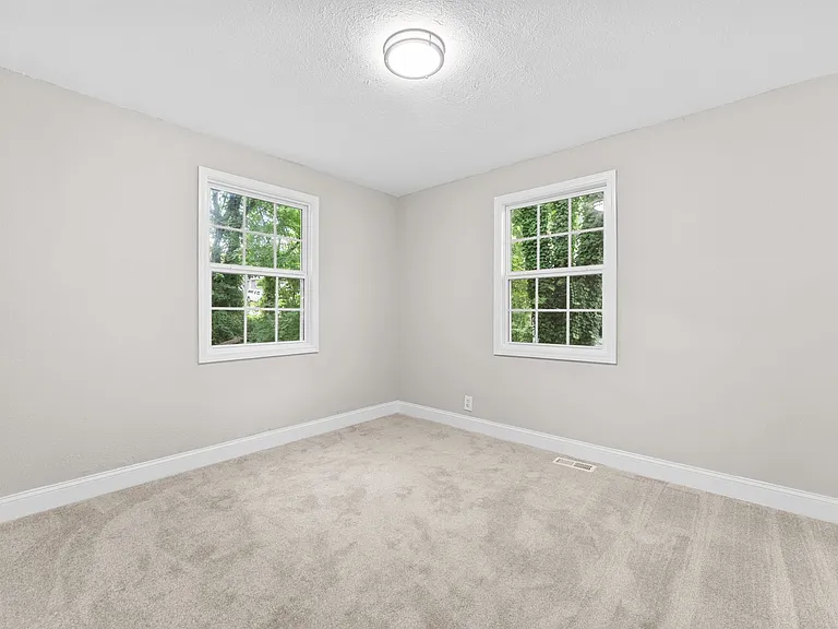 2124 Woodbine Ave — Photo 13