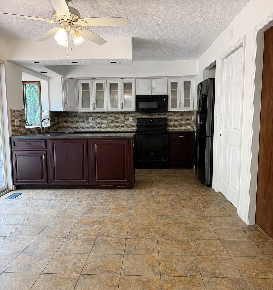 4 bed, 2449 sqft, $2,900 — Photo 3