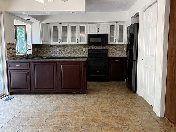 3rd image of 812 Samone Ct