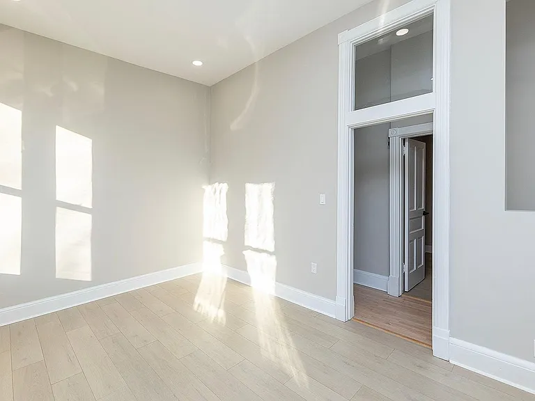105 Washington St — Photo 8