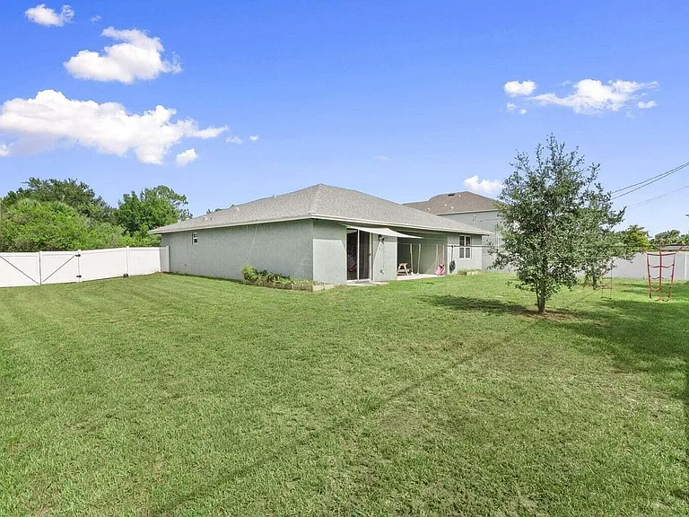 601 SW South Quick Cir #601 — Photo 2