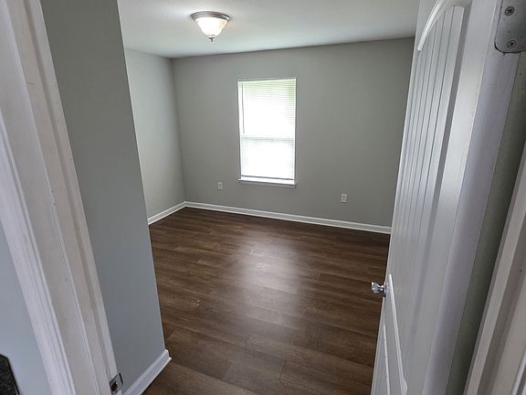 4th image of 210 Dylan Ln