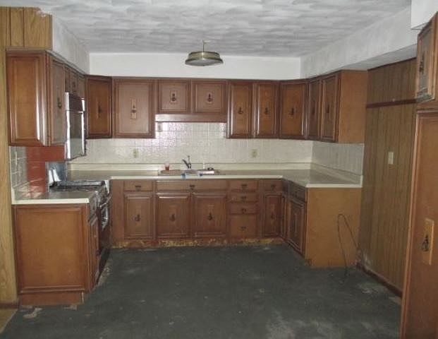 1st image of 482 E 4th St