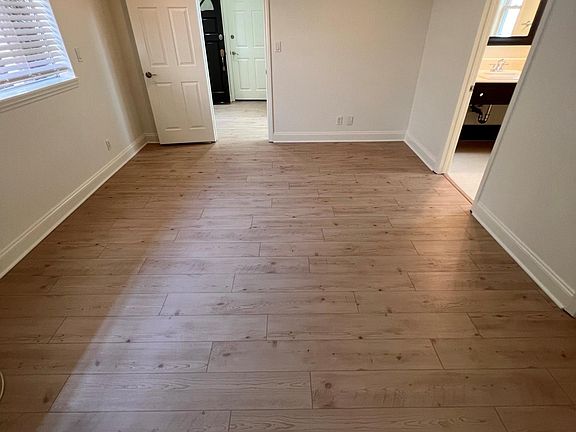 2nd image of 415 Narcissus Ave #1/2