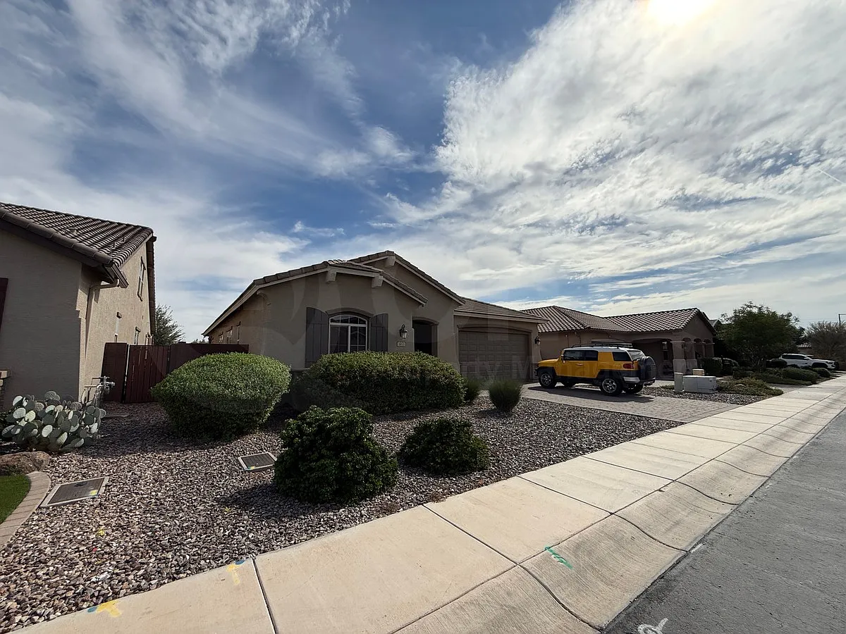 3 bed, 3.0 bath, 2246 sqft, $2,499 — Photo 2
