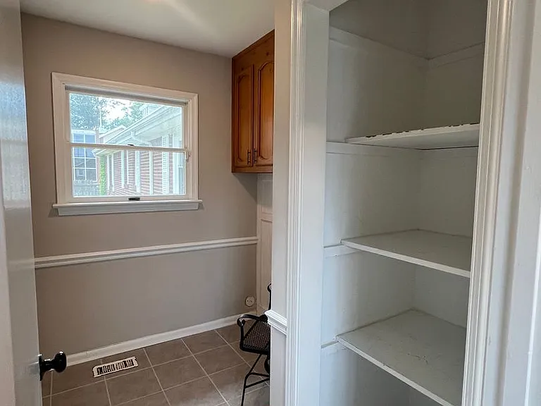 2725 Greendale Ave — Photo 15