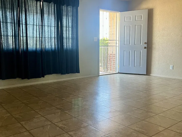 2315 W Butler Dr — Photo 2