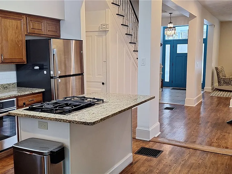 548 S Graham St — Photo 12