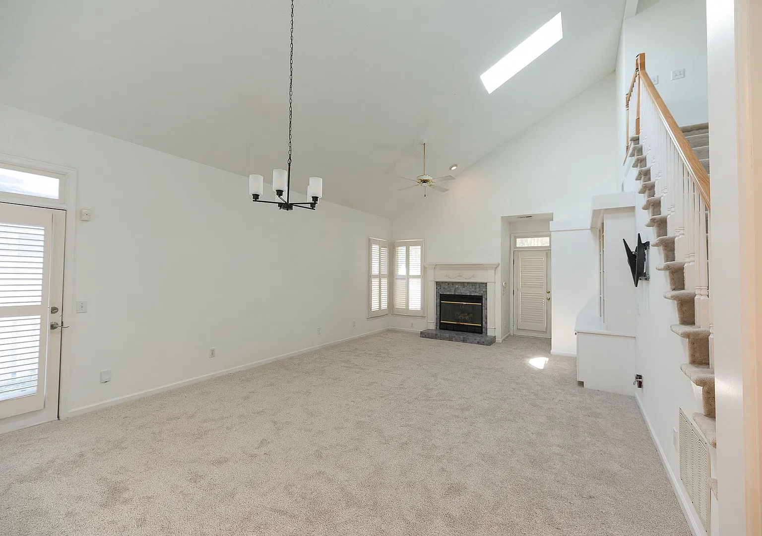 3 Bedroom Irving Park Village Home with Pond Views, Garage & Community Pool — Photo 4