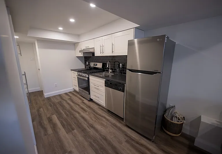 858 Bronson Ave #B — Photo 4
