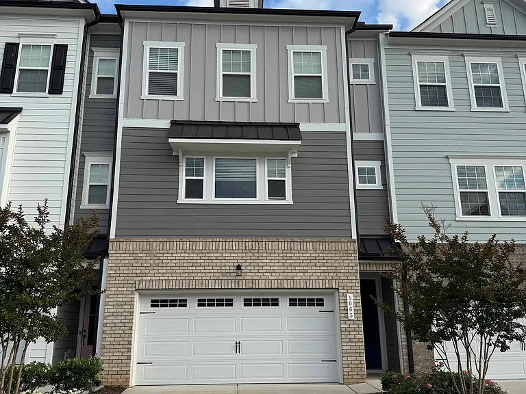 1065 Larabee Ln — Photo 1