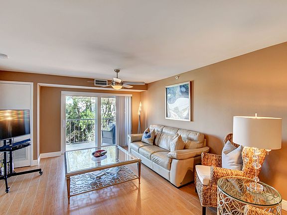 Living Room/Side Balcony