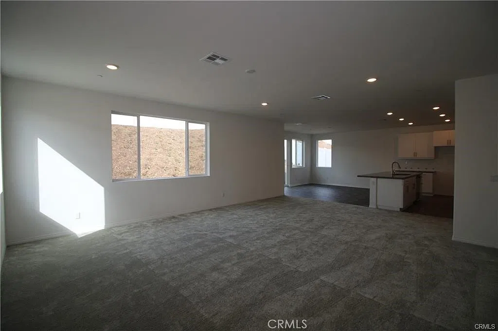 3 bed, 2.5 bath, 2800 sqft, $2,950 — Photo 2