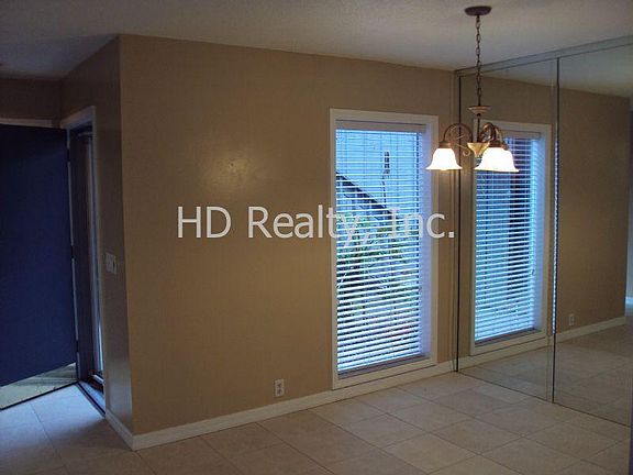 5th image of 220 Crown Oaks Way