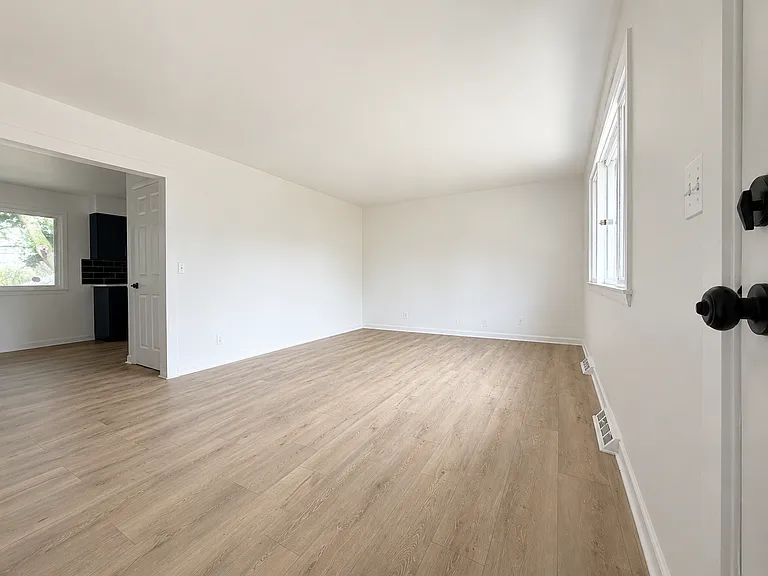 3202 W Birkshire Dr — Photo 6
