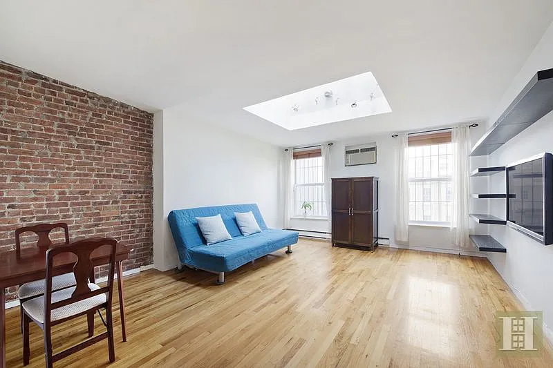 354 W 23rd St APT 4B photo 1