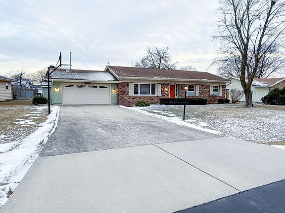 3rd image of 634 E Holly Rd