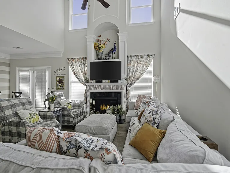 225 Urbano Ln — Photo 7