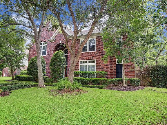This beautiful Perry home sits on just under 1/4 acre corner lot with huge shade trees in the front and back yards. Meticulous landscaping fills the front and back yards.