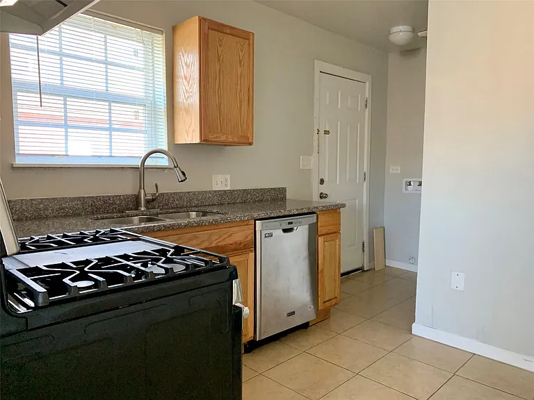 5026 Jefferson St — Photo 17
